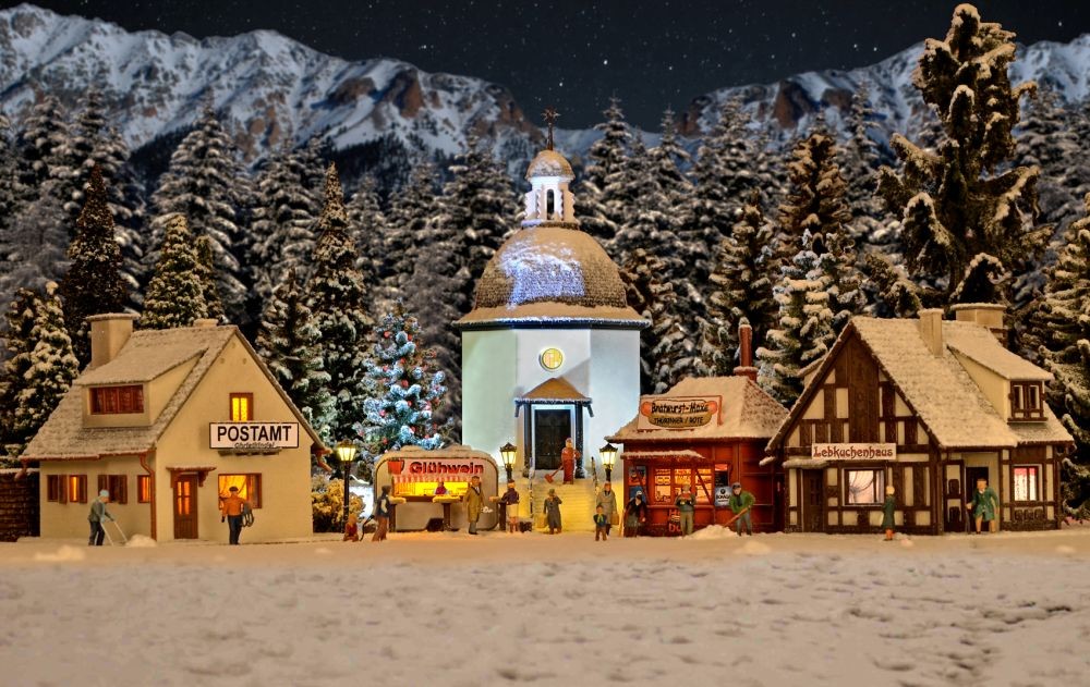 Vollmer 42413 H0 Weihnachtsdorf mit Beleuchtung,Funktionsbausatz