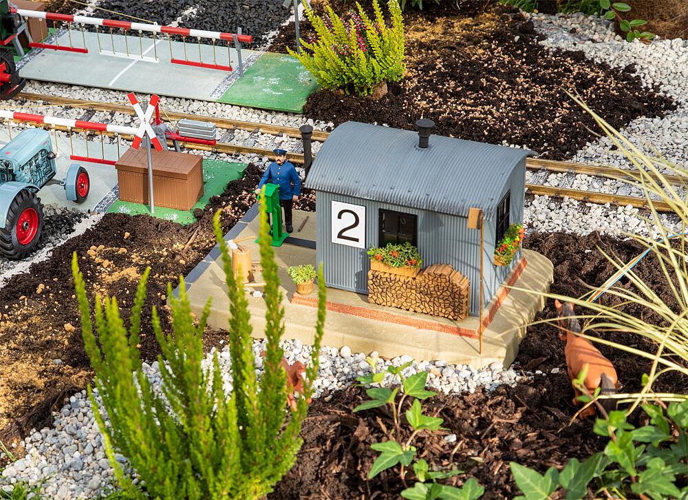 Pola 330878 Bahnwärterbude mit beweglicher Figur 1:22,5 Spur G