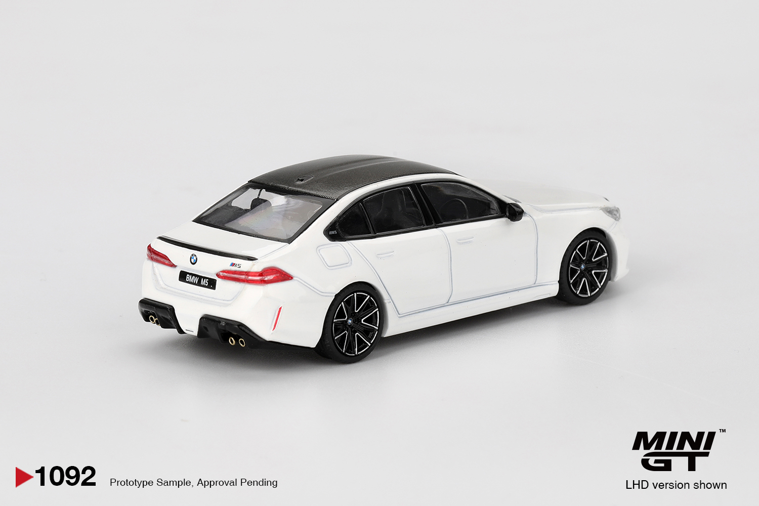Mini GT MGT01092-L 1:64 BMW M5 (G90) ALPINE WHITE 2025