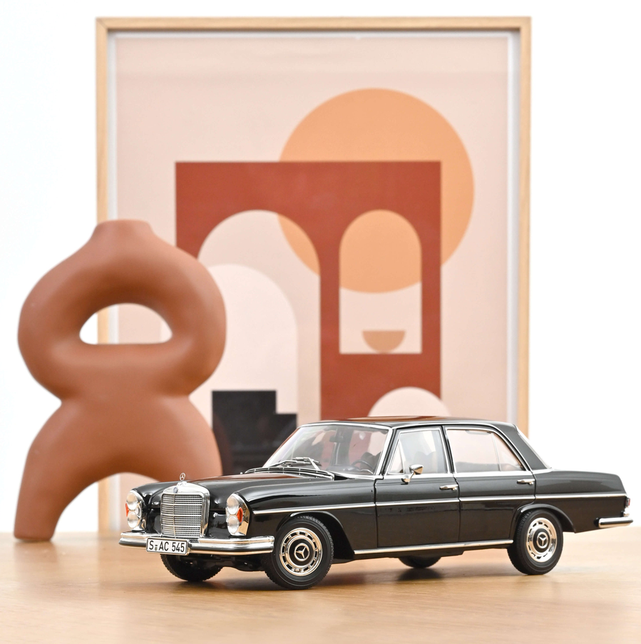 Norev 183360 Mercedes-Benz 280 SE 1968 Schwarz 1:18 Standmodell