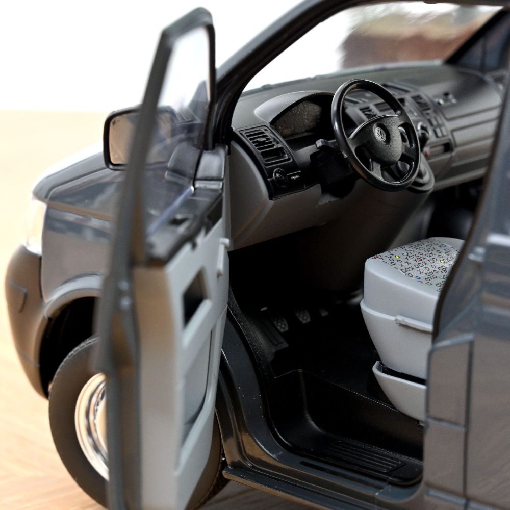 Norev 188616 VW Transporter 2003 Anthrazitgrau 1:18 Standmodell