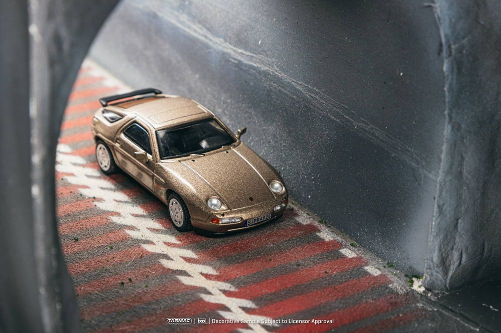 Tarmac Works T64G-085-PM 1:64 PORSCHE 928 S PLATINUM METALLIC 1992