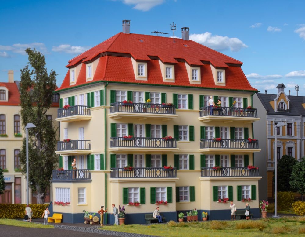 Kibri 38354 H0 Mehrfamilienhaus mit Balkon