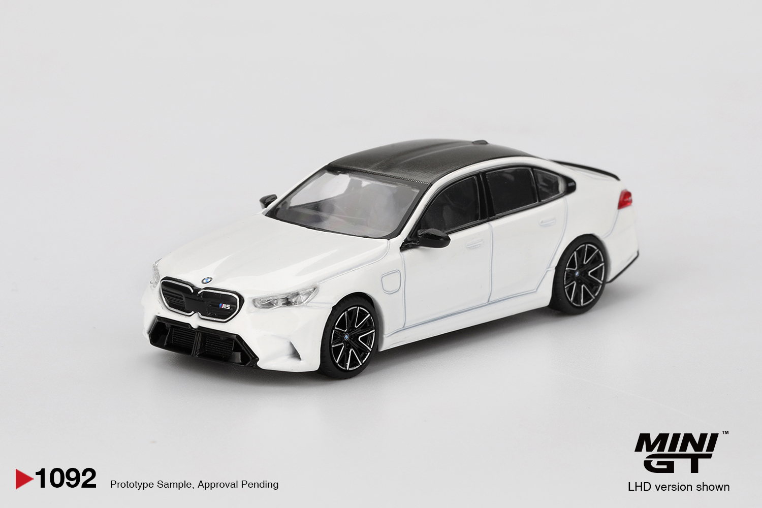 Mini GT MGT01092-L 1:64 BMW M5 (G90) ALPINE WHITE 2025