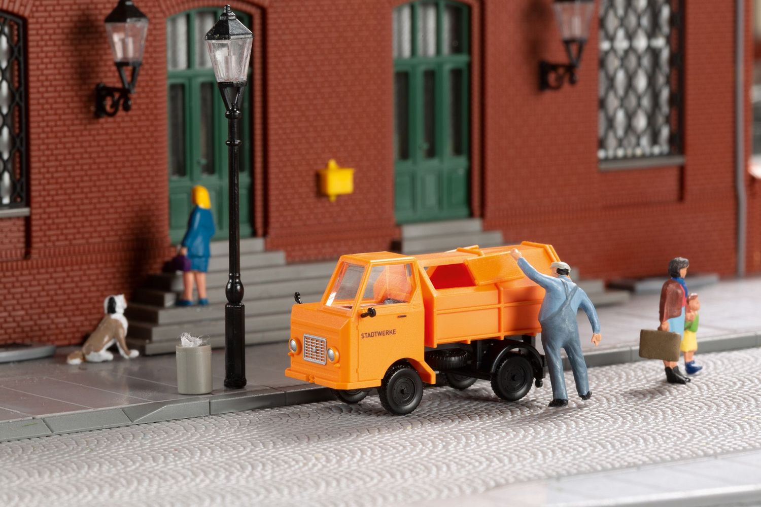 Auhagen 43677 Multicar M22 mit Abfallsammelbehälter 1:120 Spur TT