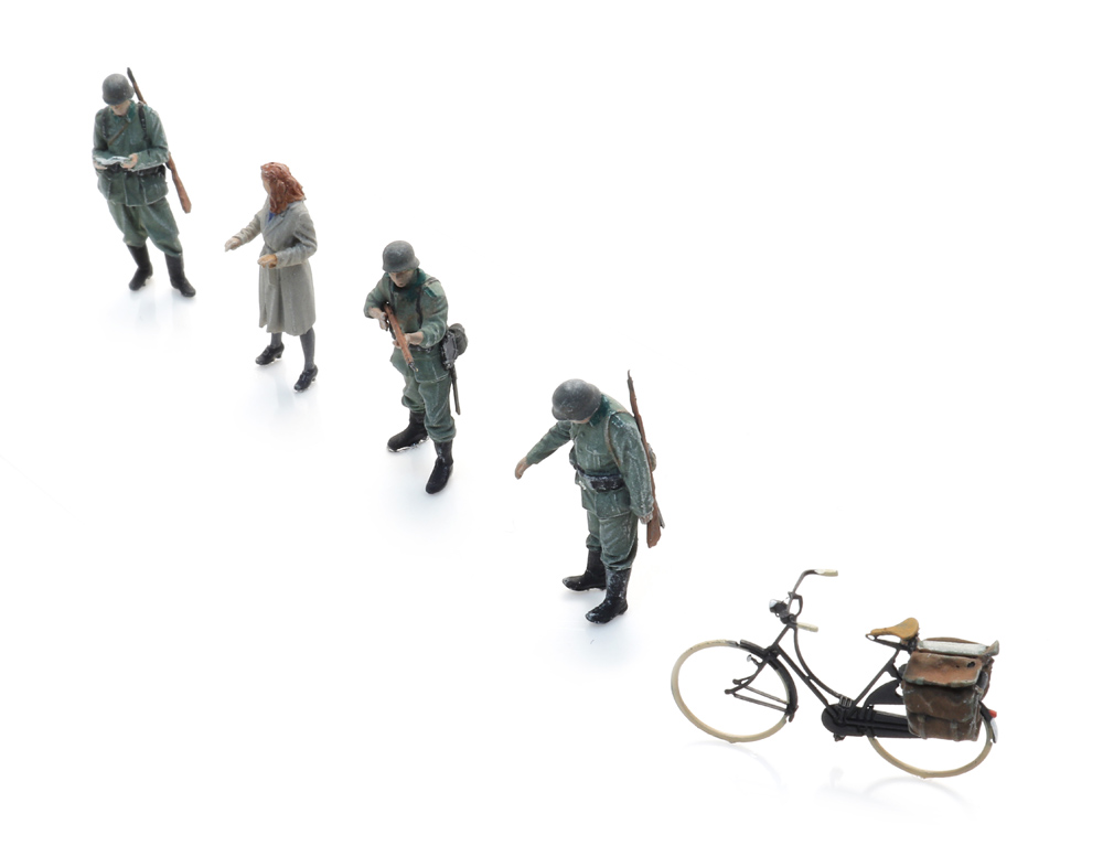 Artitec 5120023 WM Checkpoint + Frau auf dem Fahrrad (4x)
