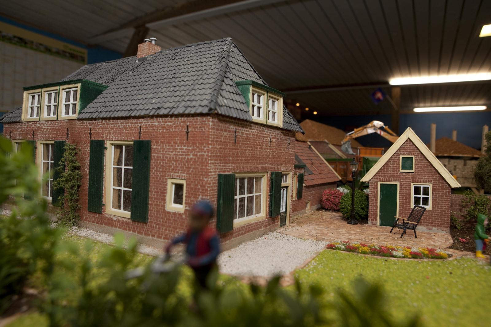Juweela 23087 Doppel-Hohlziegel + Firste anthrazit, 280x (Miniatur)