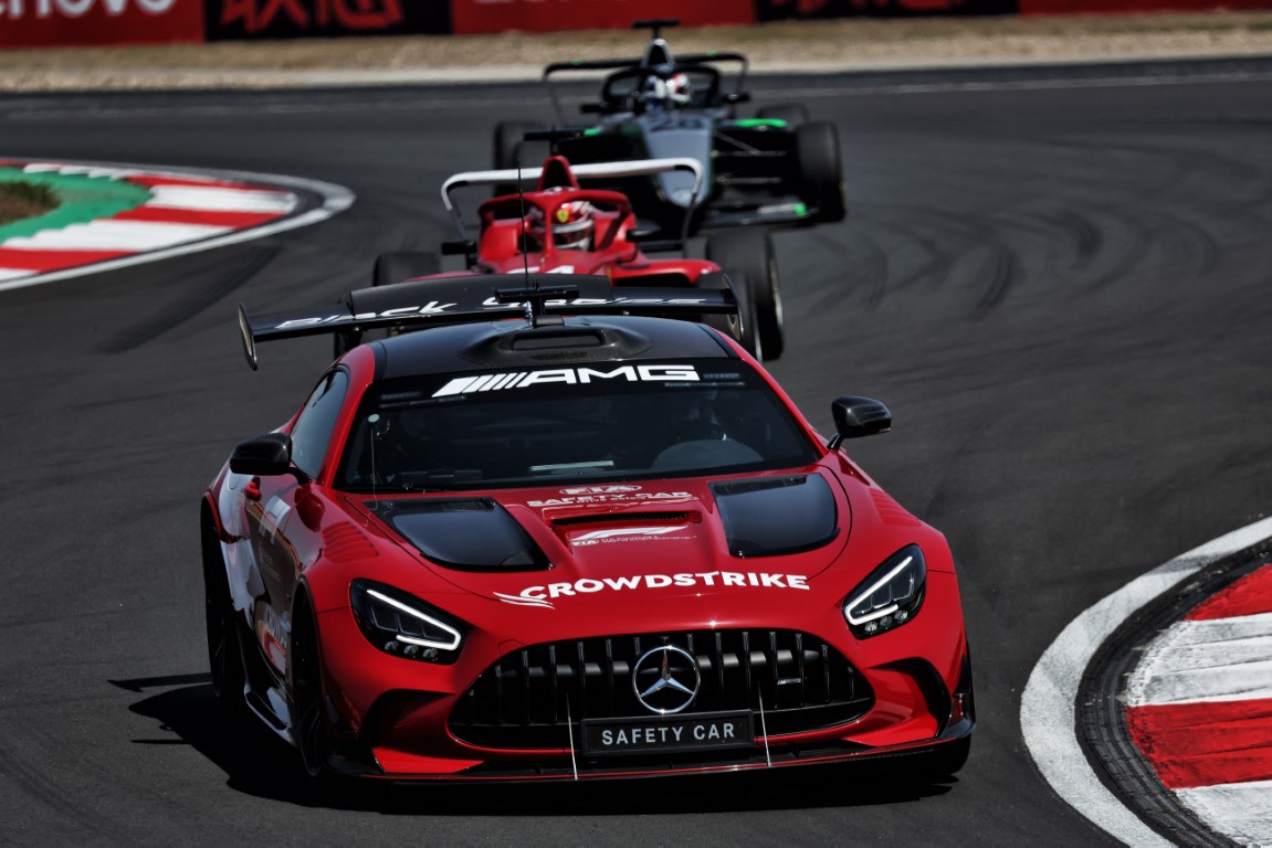 Minichamps 110032091 SAFETY CAR FORMULA 1 2025 MERCEDES-AMG 1:18