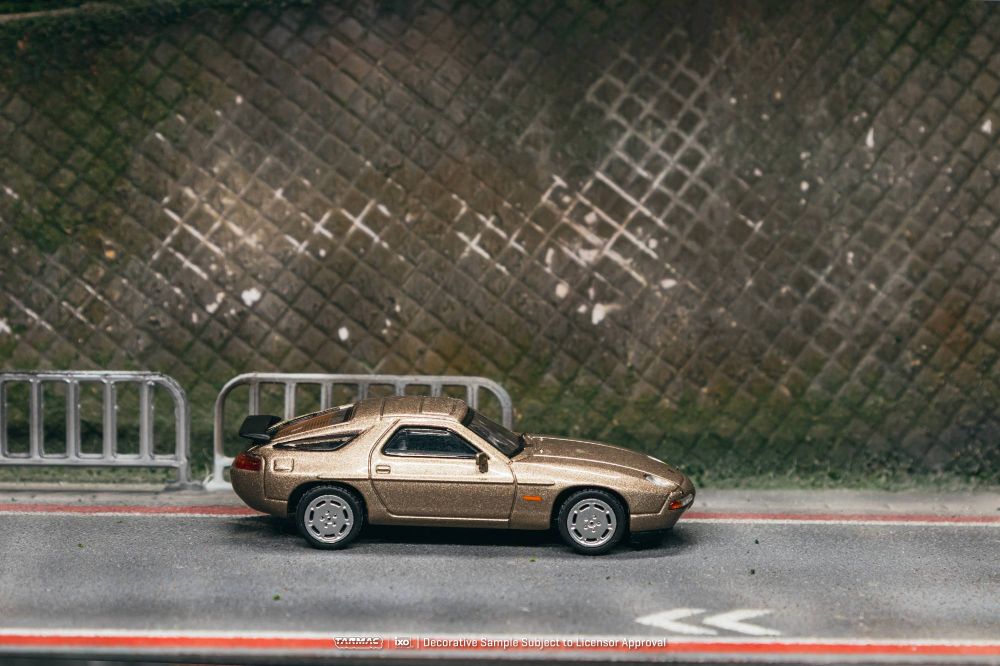 Tarmac Works T64G-085-PM 1:64 PORSCHE 928 S PLATINUM METALLIC 1992