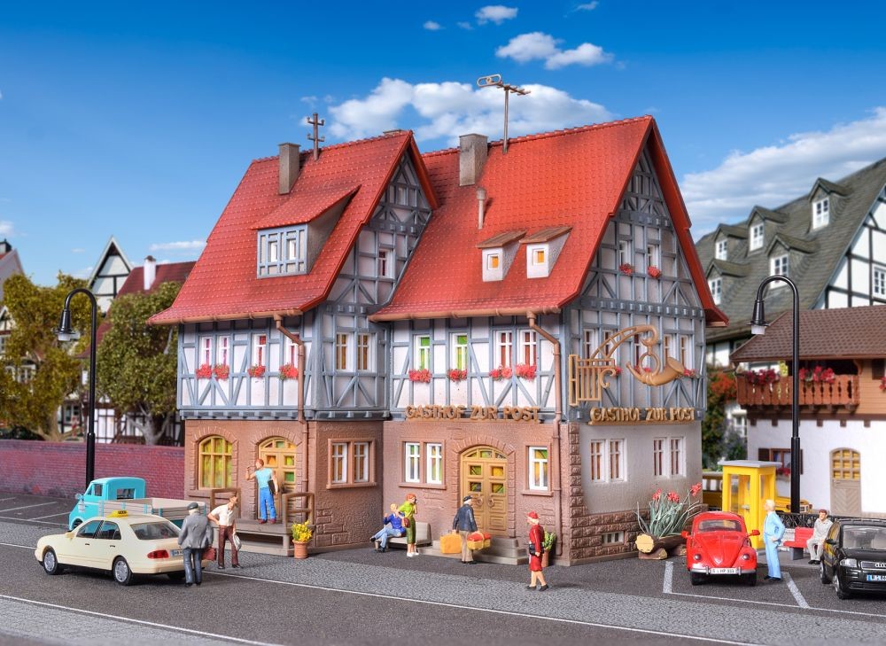 Vollmer 43637 H0 Gasthof zur Post mit LED-Beleuchtung,Funktionsbausatz