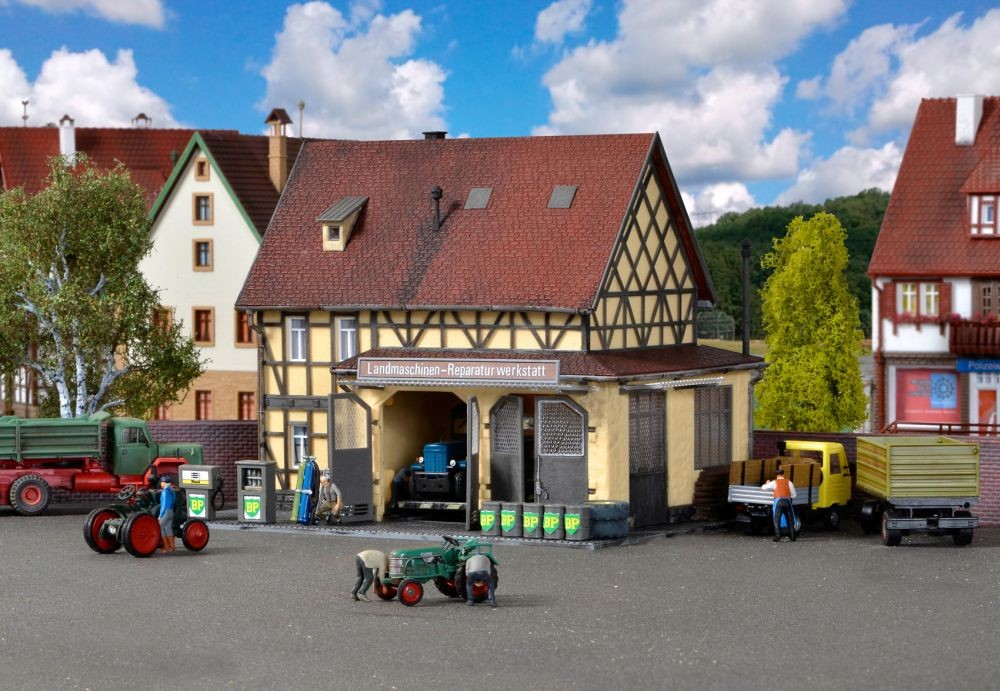 Vollmer 43682 H0 Landmaschinen-Reparaturwerkstatt mitLED-Beleuchtung, Funk