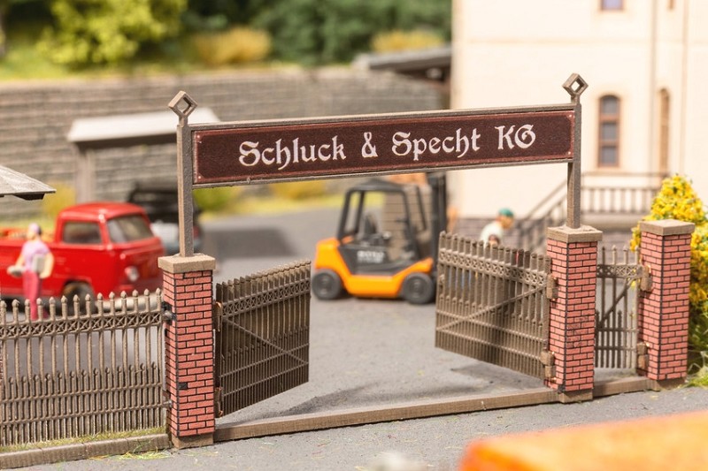 Noch 14234 Tor mit gemauerten Säulen Schluck & Specht KG