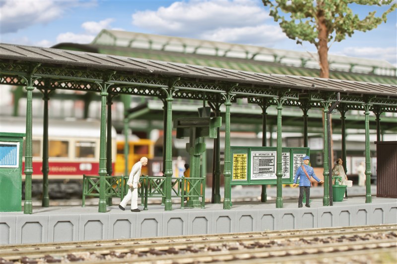 Kibri 39564 H0 Bahnsteig Zell an der Moselmit LED-Beleuchtung, Funktions