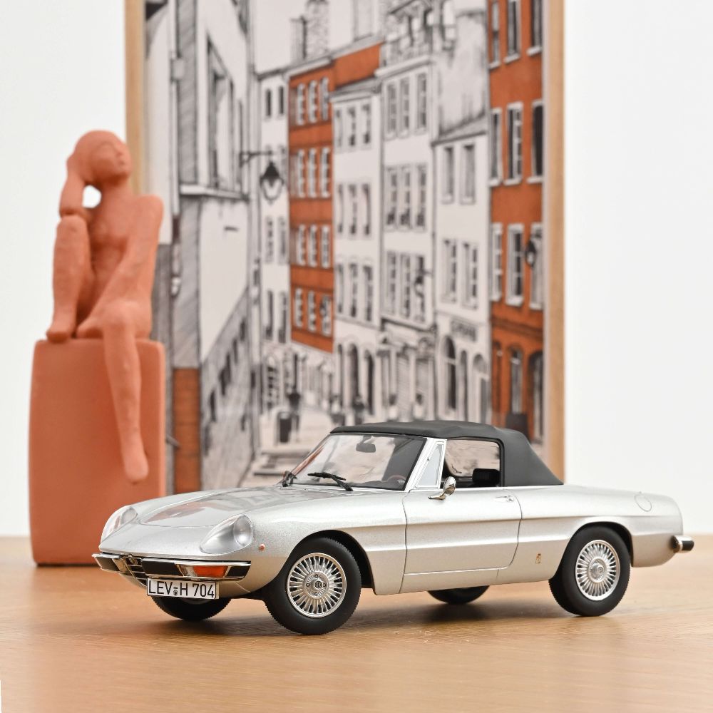 Norev 187884 Alfa Romeo 2000 Spider 1973 Silbergrau metallic 1:18