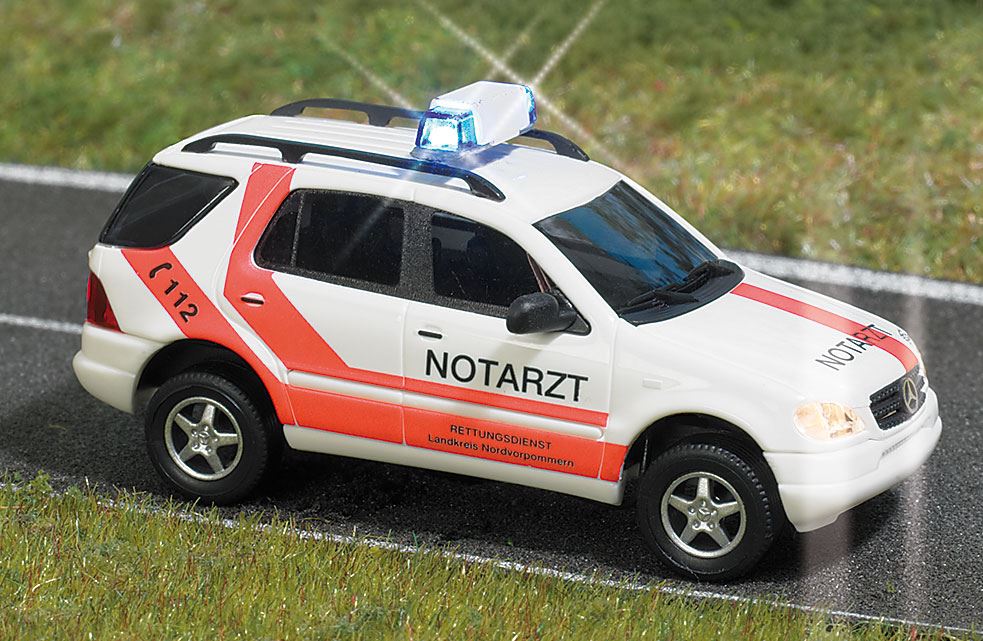 Busch 5631 Notarzt Mercedes M-Klasse mit Blaulicht 1:87 H0