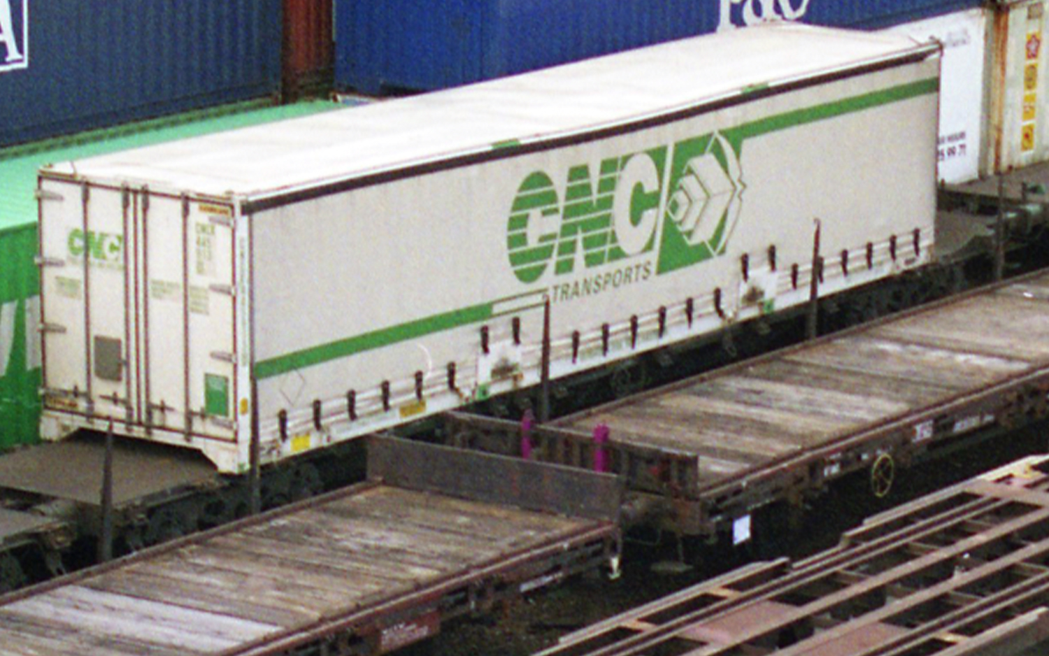 Arnold HN6725 SNCF, Containerwagen S70, braune Farbgebung, beladen mit Wec