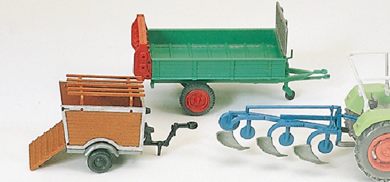 Preiser 17918 Anbaupflug + Dungstreuer + Schweinetransporthänger