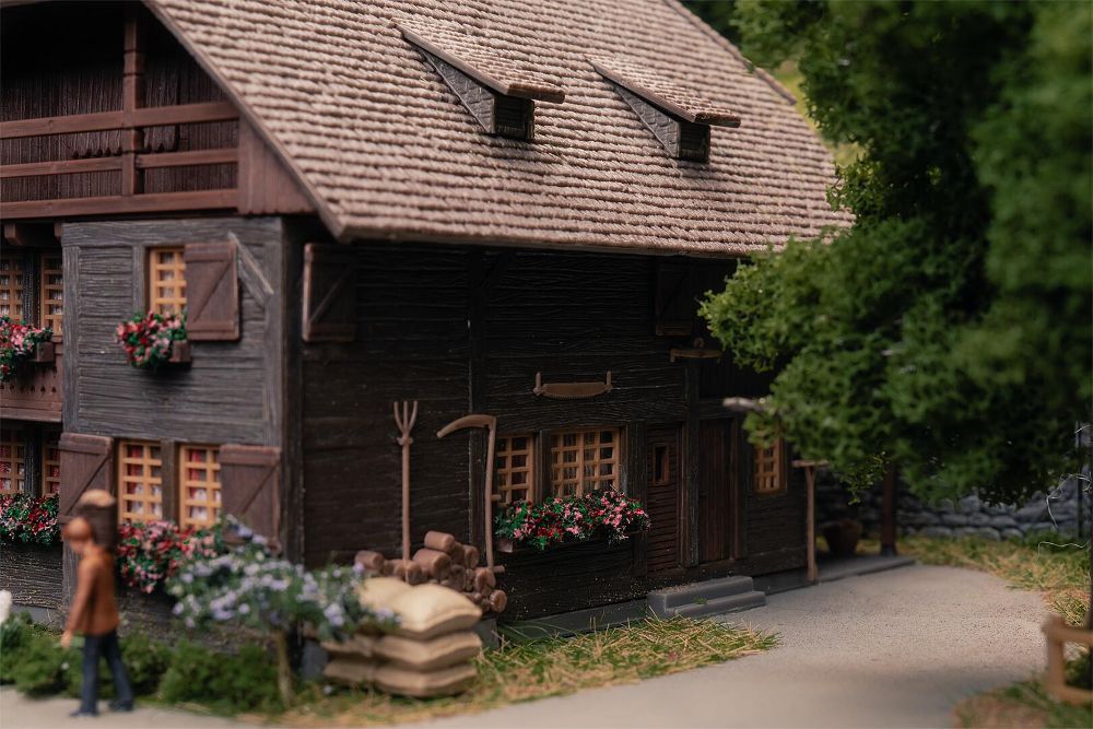 Faller 130012 Jubiläumsmodell Uhrenmacherhaus mit Figur Spur H0