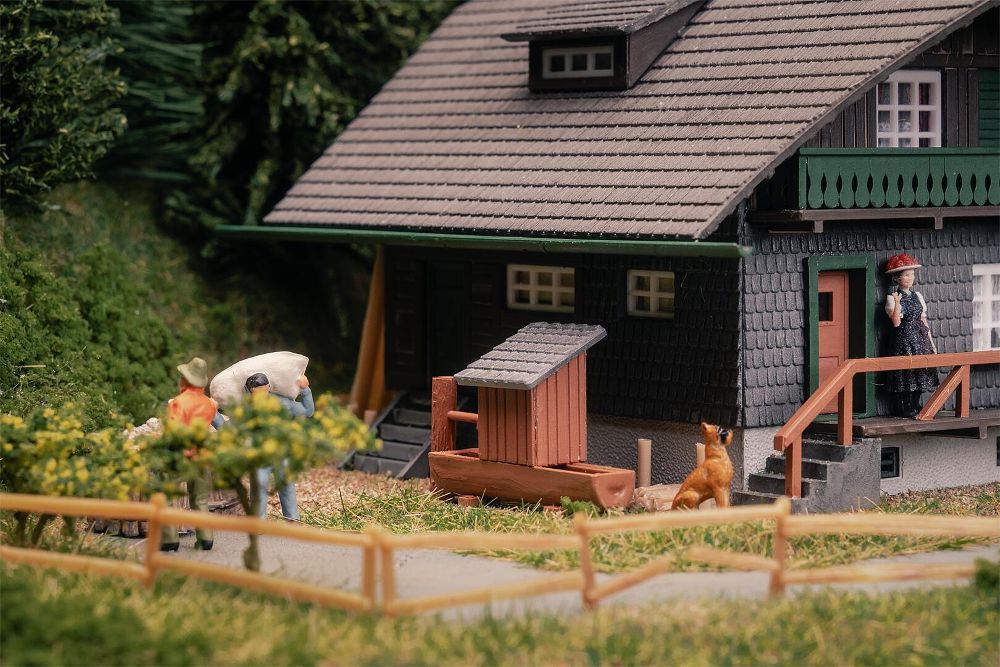 Faller 130010 Jubiläumsmodell Schwarzwaldhaus mit Figur Spur H0