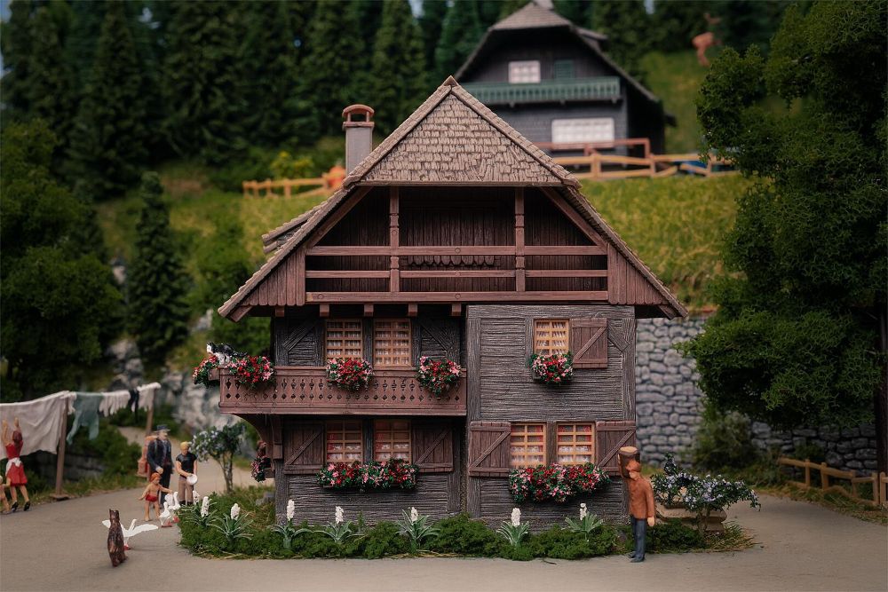 Faller 130012 Jubiläumsmodell Uhrenmacherhaus mit Figur Spur H0