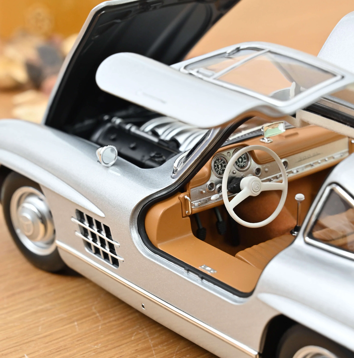 Norev 183857 Mercedes-Benz 300 SL 1954 Silber 1:18 Standmodell