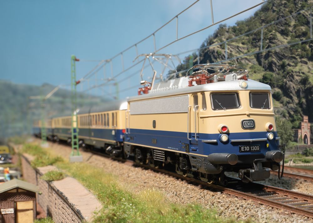 Märklin MHI 30391 Elektrolokomotive BR E10.12 "Bügelfalte" (DB) Spur H0