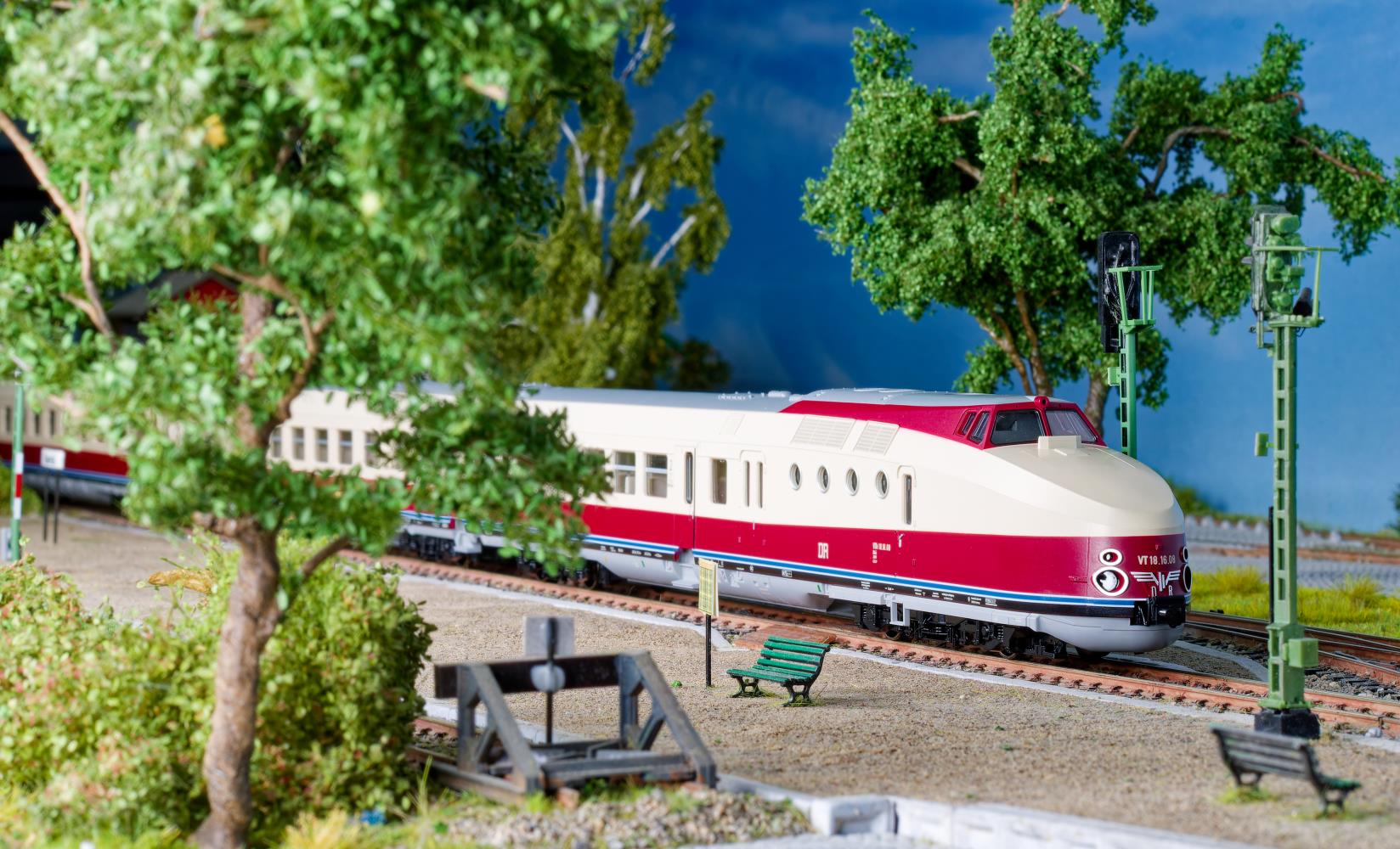 Kato 30-733-1 Triebzug VT18.16 4-tlg DR/SVT Görlitz Ep.VI Spur H0