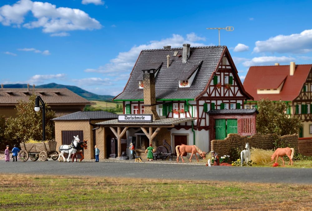 Vollmer 47696 N Dorfschmiede mit Zubehör