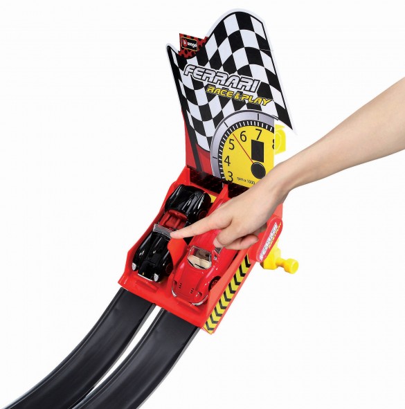 Bburago 18-31216 Ferrari R&P 1:43 "DualLoop" inkl. 2 Fahrzeugen Tragebox