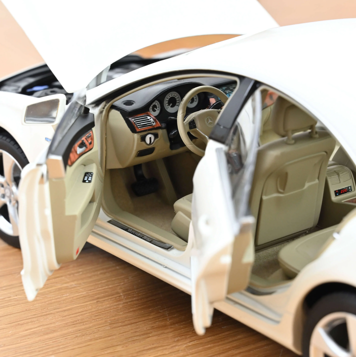 Norev 183943 Mercedes-Benz CLS Coupe 2011 Brillantweiß metallic 1:18