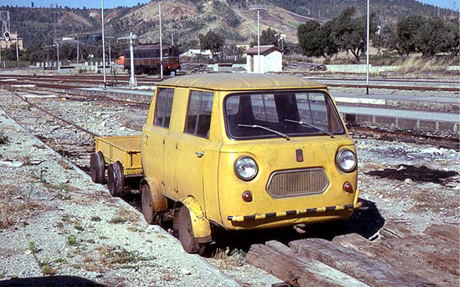 Rivarossi HR9006D FS, Draisine Fiat 500 mit sechseckigem Kühlergrill, gelbe Fa