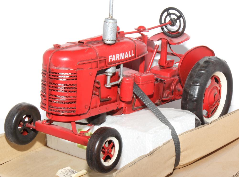 TinPlates/Minichamps Q593-1 Farmall 1954 rot/beige  1:18