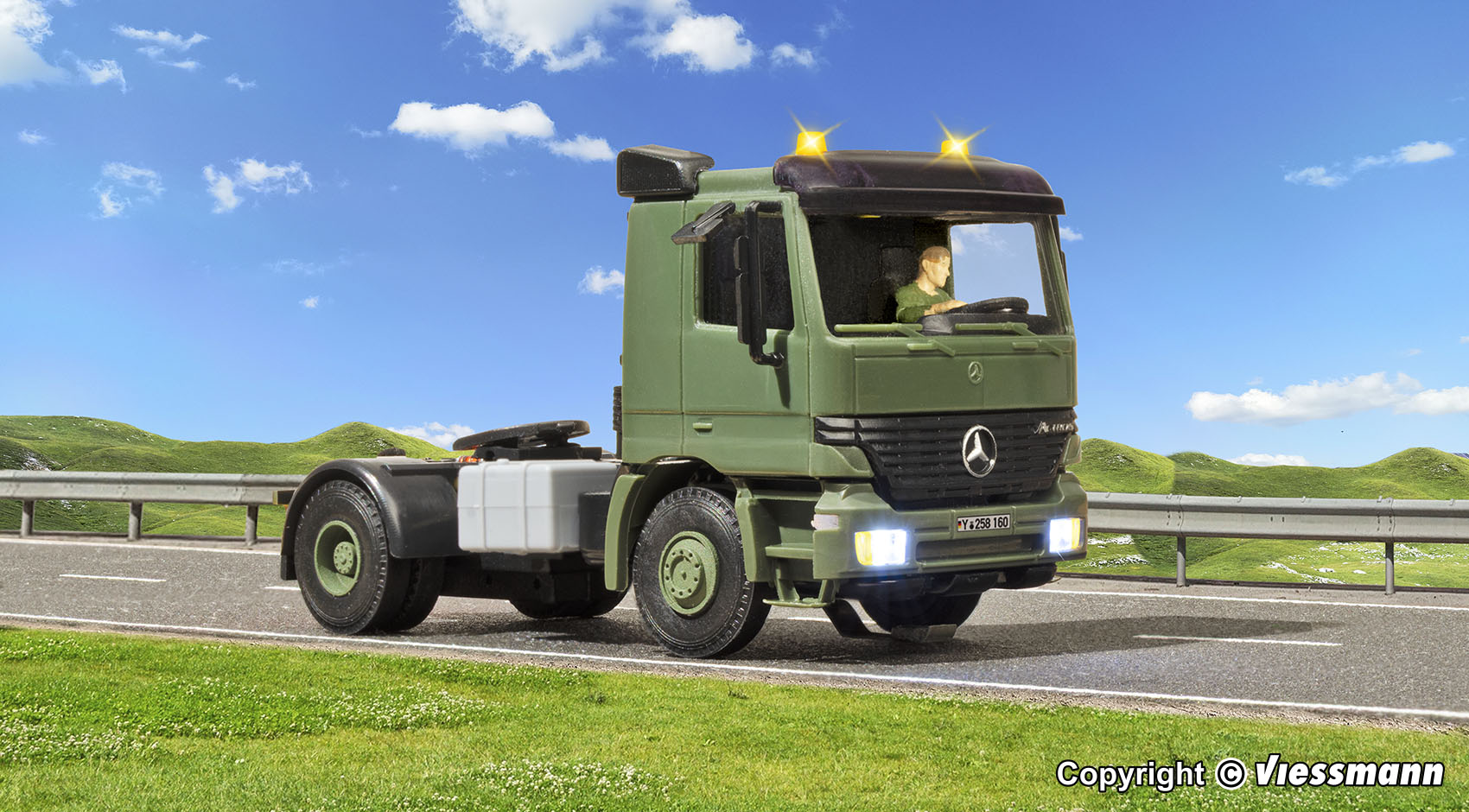 Viessmann 8160 MB ACTROS 2-achs Sattelschlepper Militär Basis Spur H0