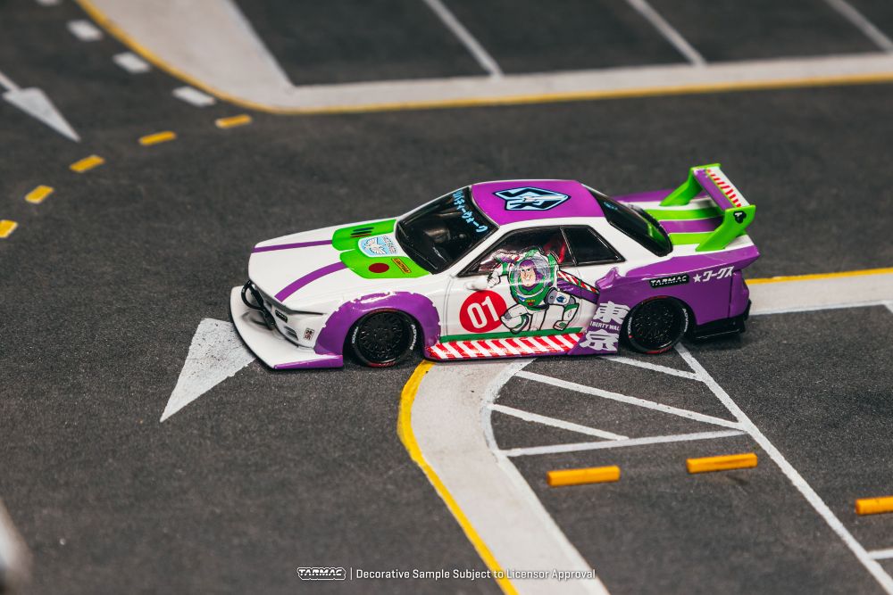Tarmac Works T64-097-BUZZ 1/64 LB-KAIDO WORKS R32 Skyline Buzz Lightyear